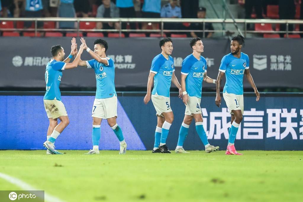 这些套娃也出现了海报上，发布后网上一片“求同款”声音